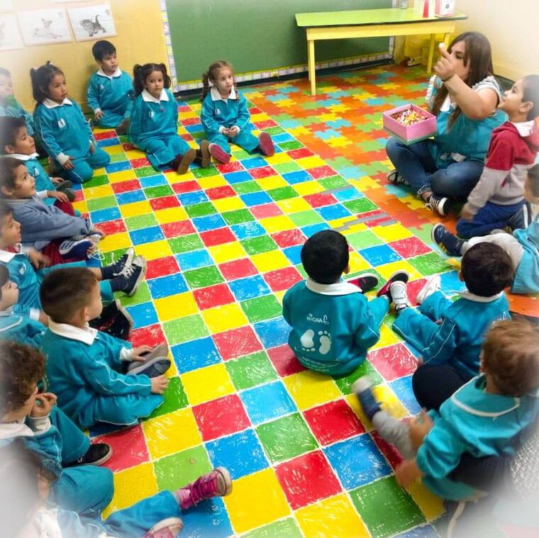 Niños participando de una ronda junto a su docente